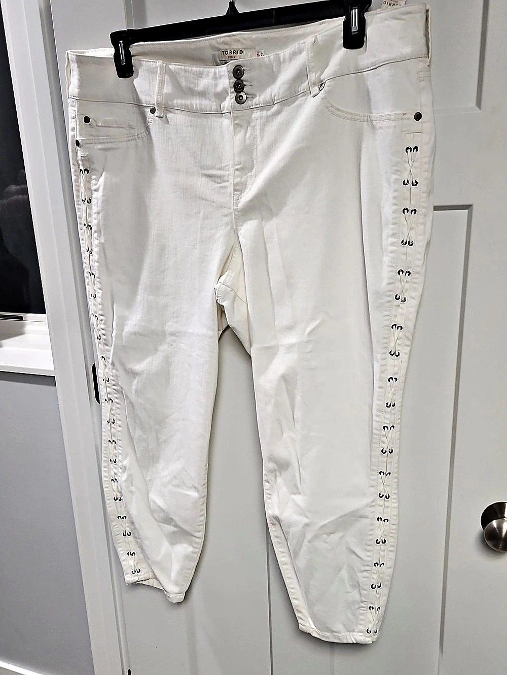 Nwt Torrid White Grommet Lace-Up Crop Skinny Jean Jeans Waist 26R